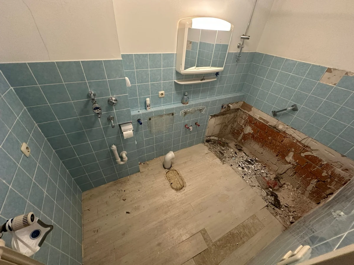 Geöffneter Badbereich mit freigelegten Flächen während des Rückbaus