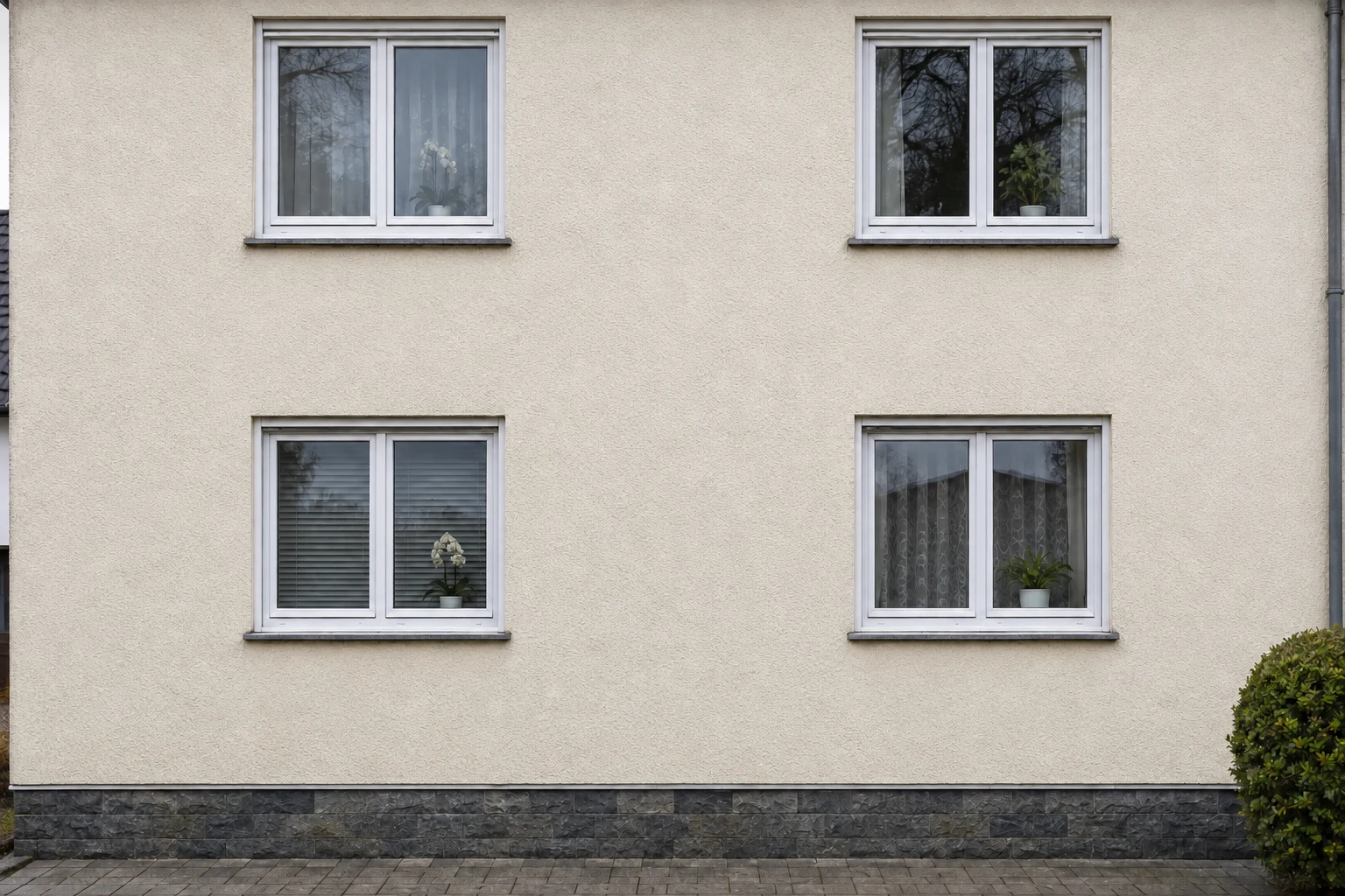 KI-Beispiel: dieselbe Hausfassade nach einer dargestellten Reinigung