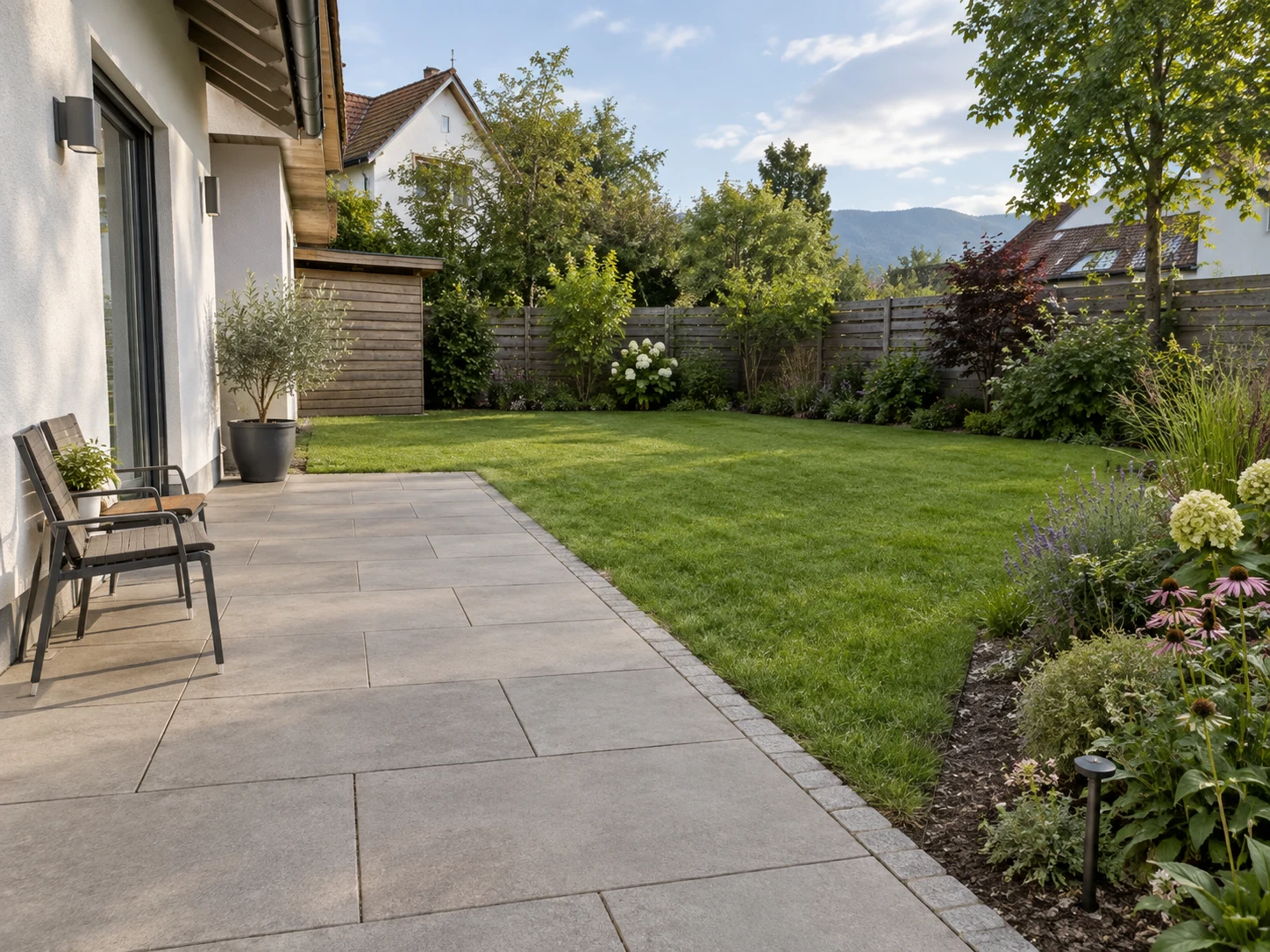 KI-Visualisierung: Terrasse mit Rasen und Pflanzflächen