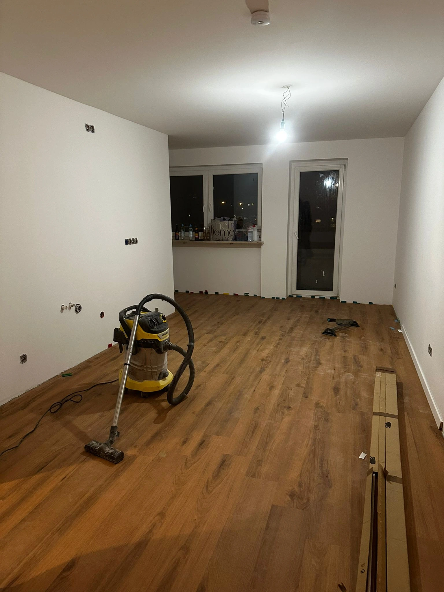 Dieselbe Wohnung in München mit verlegtem Boden während weiterer Ausbauarbeiten